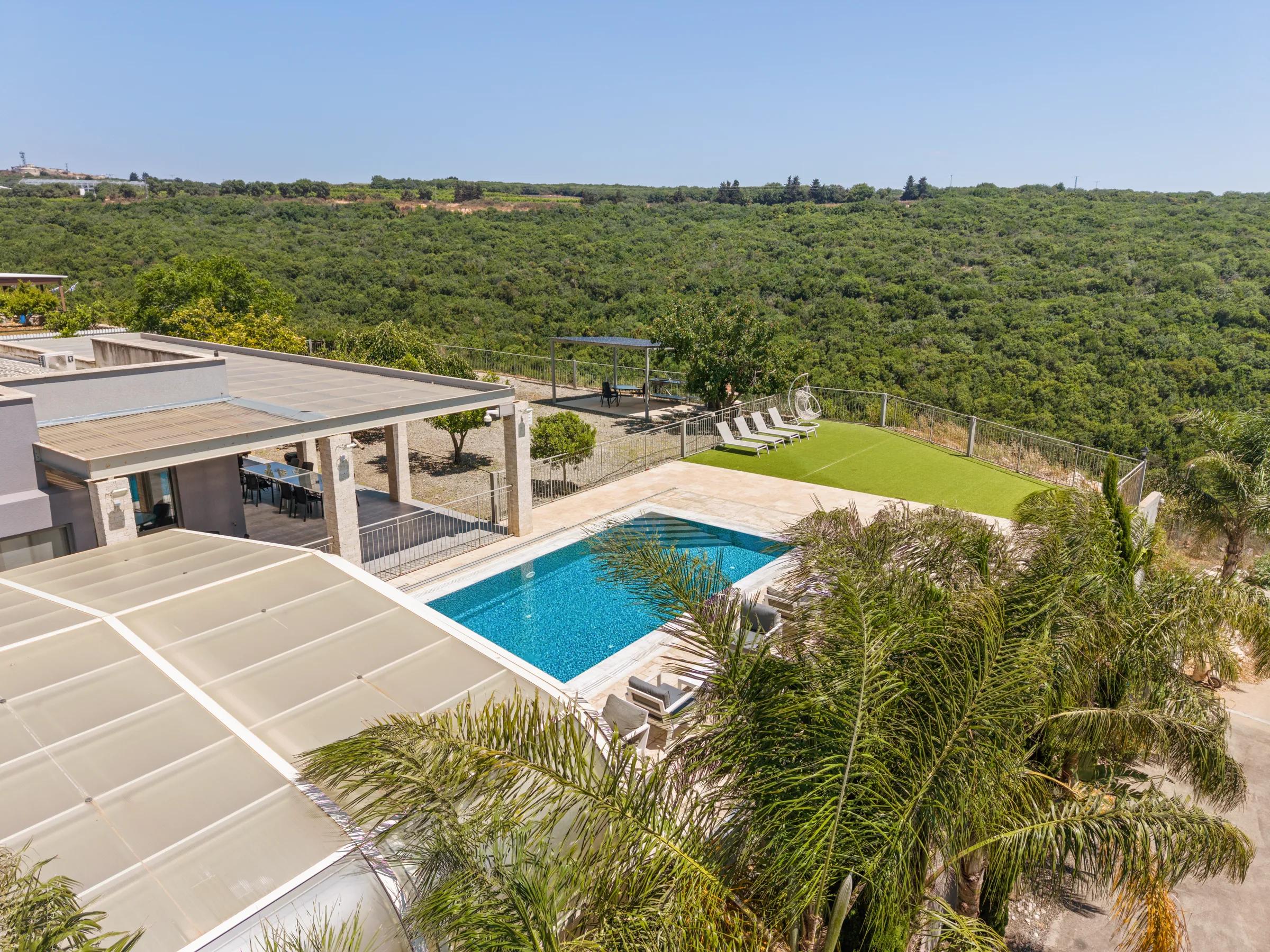 מבט רחפן על הווילה, הבריכות והחורש המקיף אותה